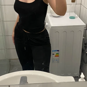 Svarta utsvängda mjukisbyxor - Super snygga utsvängda mjukis som tyvärr är för korta för mig som är 171.. helt oanvända! Perfekta till inne mys i höst o vinter ☺️