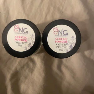 Acrylic Powder från Nagelgiganten - Säljer två burkar akrylpulver från Nagelgiganten. En i färgen White och en i Cover Peach, båda 20g. Perfekt för att skapa snygga naglar med en professionell finish. Pulvret är av hög kvalitet och lätt att arbeta med för både nybörjare och proffs. 40 för white och 50 för cover peach.💞💞 