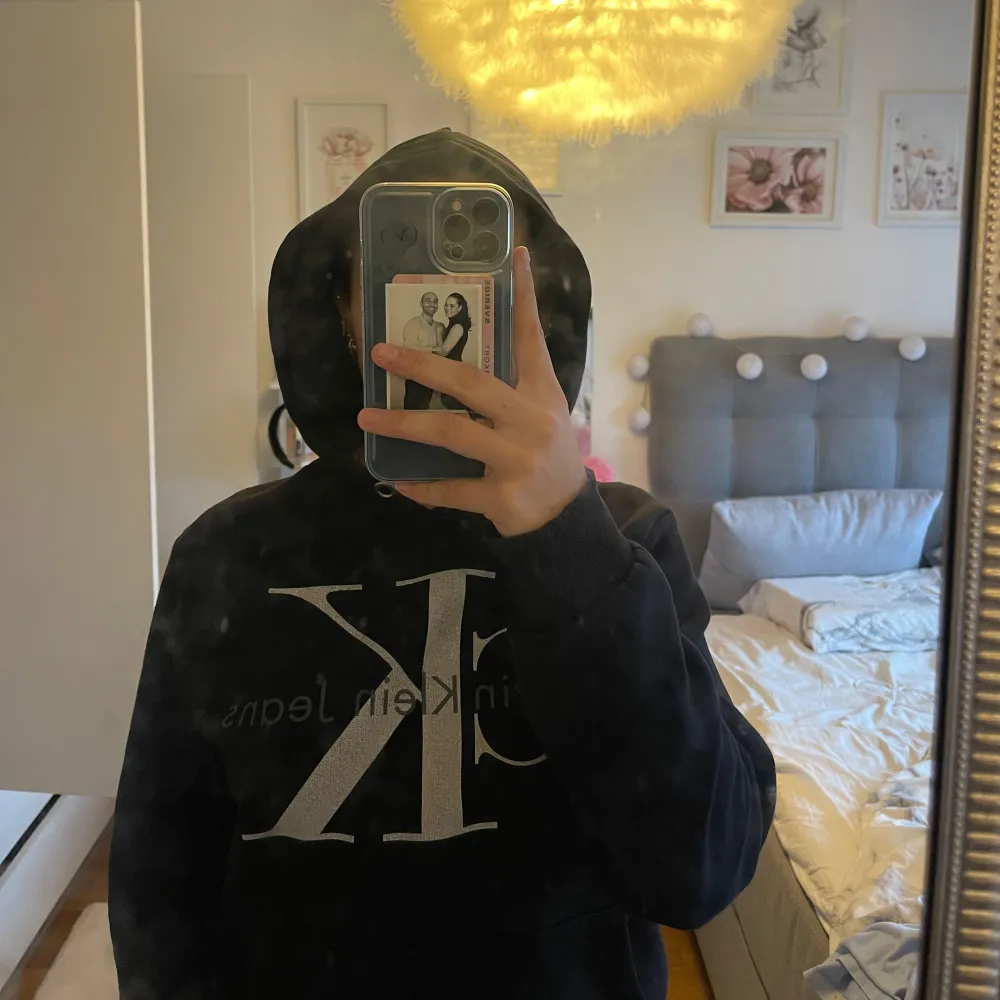 Kommer inte till användning längre. Passar Xs, S och M beroende på hur man vill att hoodien ska sitta på en. . Hoodies.