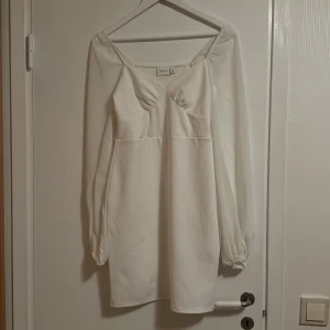 Studentklänning - Vit tajt klänning, dock väldigt strechig. Lösa armar, strl 36