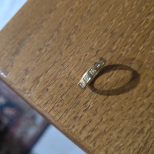 Guld ring med stenar 3.5 gram. - Säljer en elegant guldring med små gnistrande stenar infällda runtom. Perfekt för att ge en touch av glamour till vilken outfit som helst. Ringen är i mycket bra skick och passar både till vardags och festliga tillfällen. 