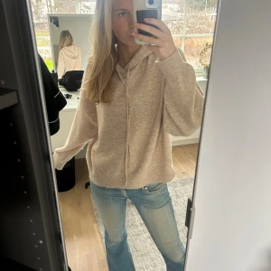 Stickad hoodie - Mysig stickad hoodie i jätte ny skick! 