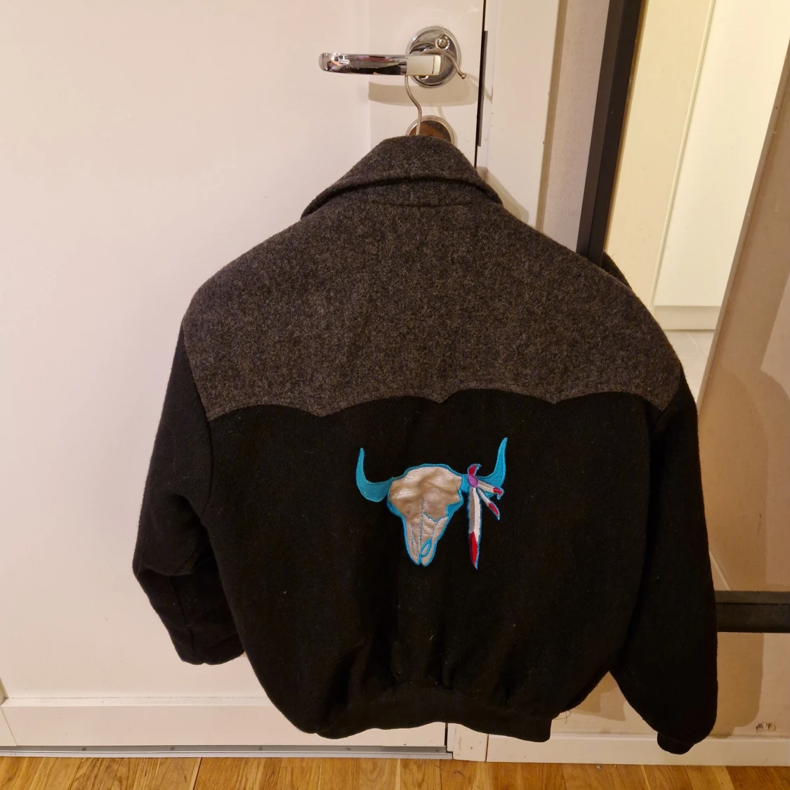 Svart och grå ulljacka med broderi - 90