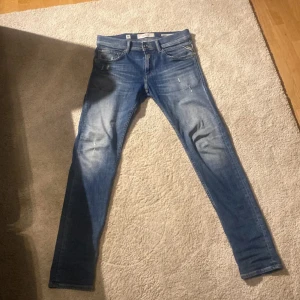 Replay slim fit jeans - Säljer ett par replay aged eco 05 jeans i skinny fit men sitter exakt som slim fit. Storlek 29/32 och nypris ligger på runt 1600. Riktigt snygga detaljer som slitningar osv. Inga defekter och användna några enstaka gånger. Skriv för frågor!
