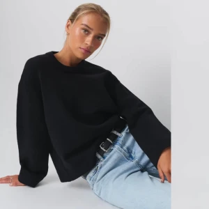 Gina stickad tröja  - Svart stickad tröja från gina, den är helt slutsåld på hemsidan och är använd 3 gånger!!