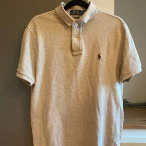  Ralph Lauren Piké  - Säljer en klassisk pikétröja från Ralph Lauren i storlek M. I mycket bra skick!