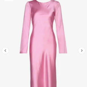 Rosa långklänning från Gina Tricot - Säljer en superfin rosa långklänning från Gina Tricot i storlek XS. Klänningen har långa ärmar och en snygg rosett baktill som ger en extra touch. Perfekt för festliga tillfällen! Materialet är glansigt och känns lyxigt mot huden. Sitter väldigt fint på!💕Använd en gång