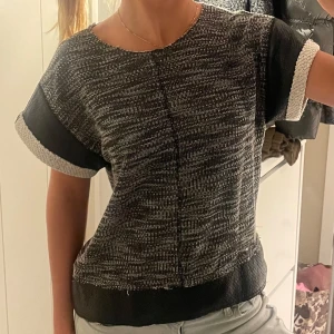 Svart och vit topp från Zara - Säljer en snygg svartvit topp från Zara i storlek m. 💕
