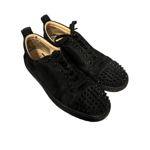 Louboutin Skor - Shoo! säljer mina red bottoms, köpta i sommras för runt 3500 men har använt en hel del därför priset🙌 Har inget OG men gjorde LC genom R/Loubitin där de blivit igenom kollade och godkända✌️ Inga spikar e borta, skriv till mig ifall du har fler frågor🙏