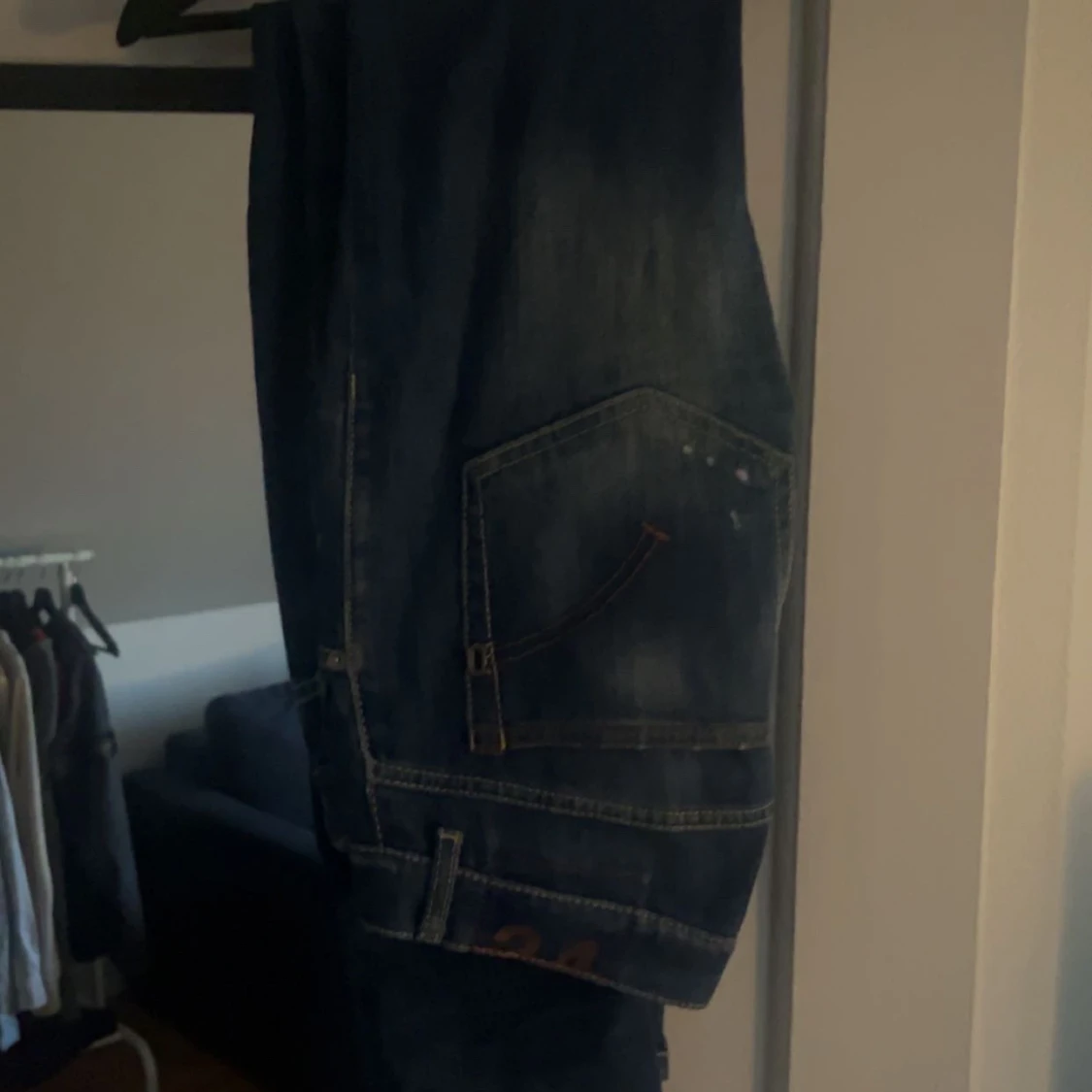 Blå jeans med slitningar - 90