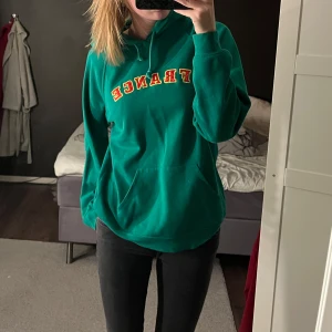Grön hoodie  - Säljer en grön hoodie från forever 21 där storleken uppskattningsvis är M (står ingen storlek inuti). Lite oversized passform och så mjuk och skön. Skriv vid vidare frågor eller funderingar! 🤗