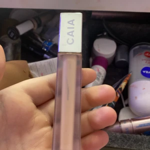 CAIA It's Iconic Concealer - Säljer en CAIA It's Iconic Satin Finish Concealer i nyansen 2W. Den har en mjuk applikator och ger en naturlig finish. Perfekt för att täcka ojämnheter och ge en jämn hudton. Kommer i en snygg, stilren förpackning.