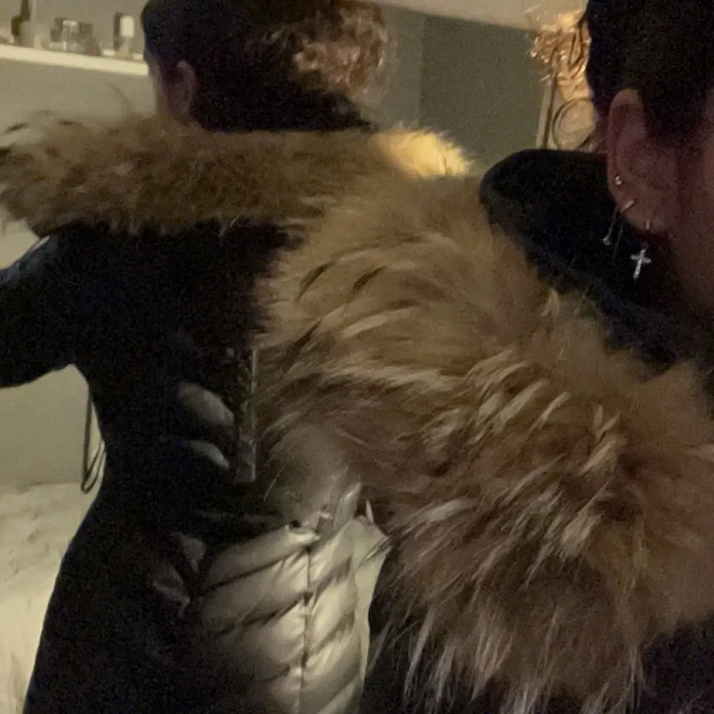Säljer en snygg svart dunjacka från Hollies i storlek 36. Jackan har en fluffig pälsdetalj på huvan och är perfekt för kalla vinterdagar. Den ger dig fina former och håller dig varm. Om du vill ha fler bilder på jackan så är det bara att fråga💕. Takit.