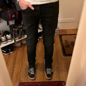 Säljer ett par svarta jeans från Jack & Jones i modellen Glenn. De är i bra skick och har en slim passform som sitter snyggt, passformen påminner också lite om hedi Slimane jeans från diors kollektion 05.