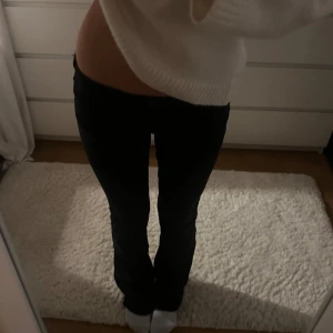 Svarta Lågmidjade jeans - Svarta Lågmidjade jeans från Only i strl Xs/34🤍Jag är 164cm. Har hål nere vid benen för de har varit lite för långa så jag har gått på de