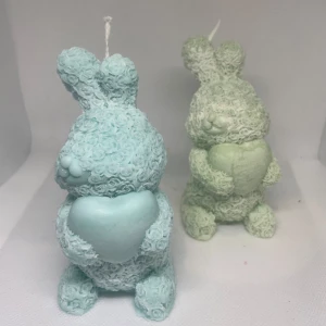 Roskaniner - Sojaljus i form av kaniner som håller i ett hjärta❤️ färger och doft kan anpassas, skriv gärna vilken som önskas! Dessa väger upp till 130 gram