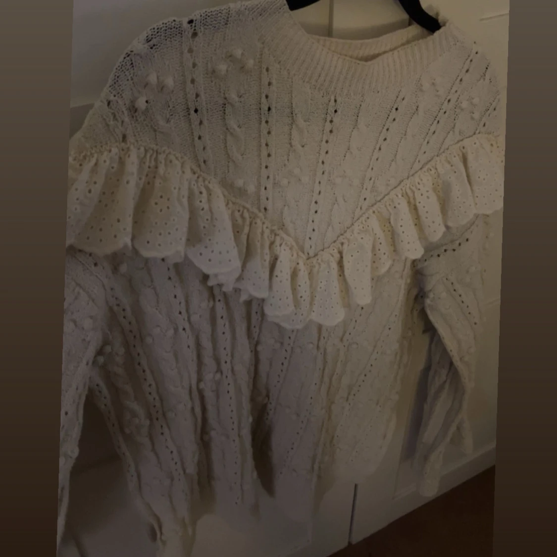 Vit stickad tröja med volangdetaljer - 90