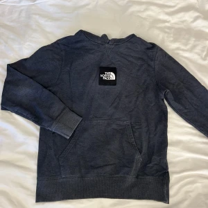 Mörkgrå hoodie från The North Face - Säljer en snygg och bekväm mörkgrå hoodie från The North Face. Är till för att åka snowboard i främst, men passar bra till andra tillfällen eller afterski 