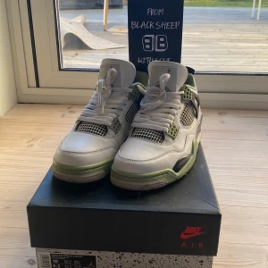Jordan 4 Sea Foam - Säljer ett par Jordan 4s i storlek 42.   Skorna är i mycket bra skick och kommer med crease skydd, skoblock och original kartong. Skorna köptes februari 2023 från blacksheepshop.se för 3500kr och står nu bara. Dem har inte används på nästan ett år och kan tvättas innan frakt om man vill det. Priset är inte hugget ur sten. Skriv privat för mer bilder och online kvitto. 
