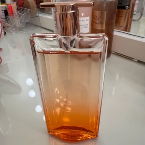 Lancôme Idôle Now Parfym - Säljer en parfym från Lancôme, Idôle Now. Har använt bara tre fyra gånger max. Luktar jättegott och doften går inte bort snabbt. En ny flaska flaska kostar men än 1000 och säljer den för 800 kr men vi kan diskutera om priset i dm. 
