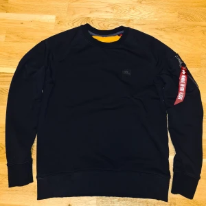 Svart tröja från Alpha Industries - Säljer en snygg oanvänd svart tröja från Alpha Industries i storlek S. Perfekt för höst och vinter, och den är i mycket bra skick. Ge gärna pris förslag. 