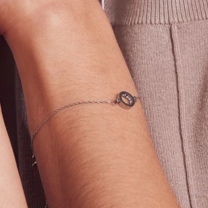 Elegant silverarmband med cirkeldetalj - Snyggt edblad armband, Perfekt för alla tillfällen och jätte fint. Passar alla, skriv för egna bilder osv💕