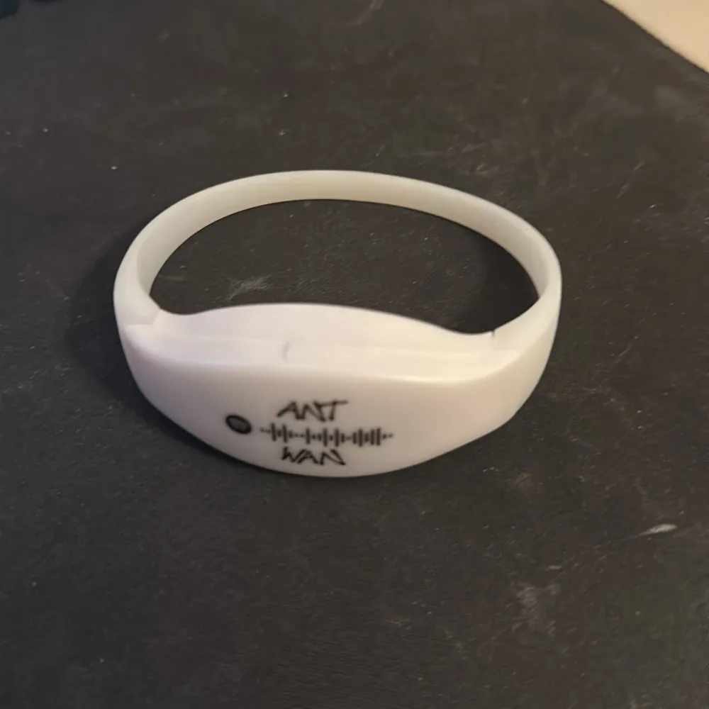 Armband från atnwans senaste konsert som lyser . Övrigt.