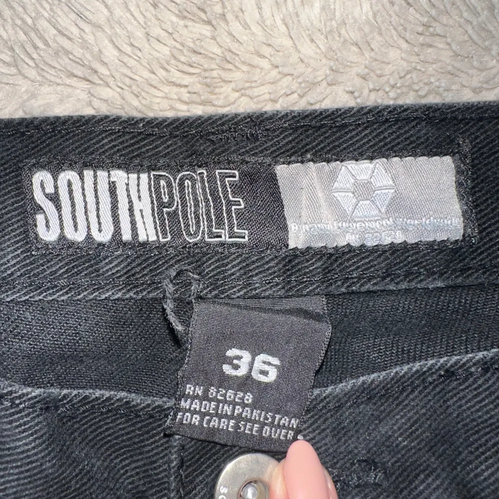 Säljer ett par svarta jeans från Southpole i storlek 36. De har en klassisk femficksdesign och är i bra skick. Perfekta för en casual look och passar till det mesta. Tillverkade i Pakistan.. Jeans & Byxor.