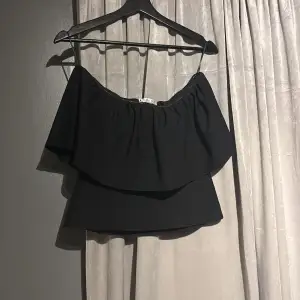 Snygg svart offshoulder topp från Zara. Köpte denna i sommars och är endast använd 1 gång! M men passar S! Kan diskutera pris privat