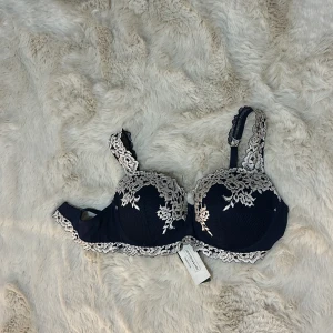 Mörkblå  spets-bh - Intimissmi bh i modellen balconette 