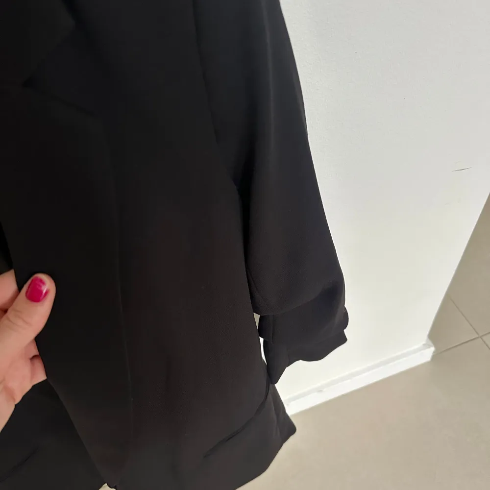 Så fin blazer/kavaj från HM med så fina ärmar. Helt perfekt till vardags eller fest. Inga defekter och ser helt ny ut. Knappt använd🥰. Kostymer.