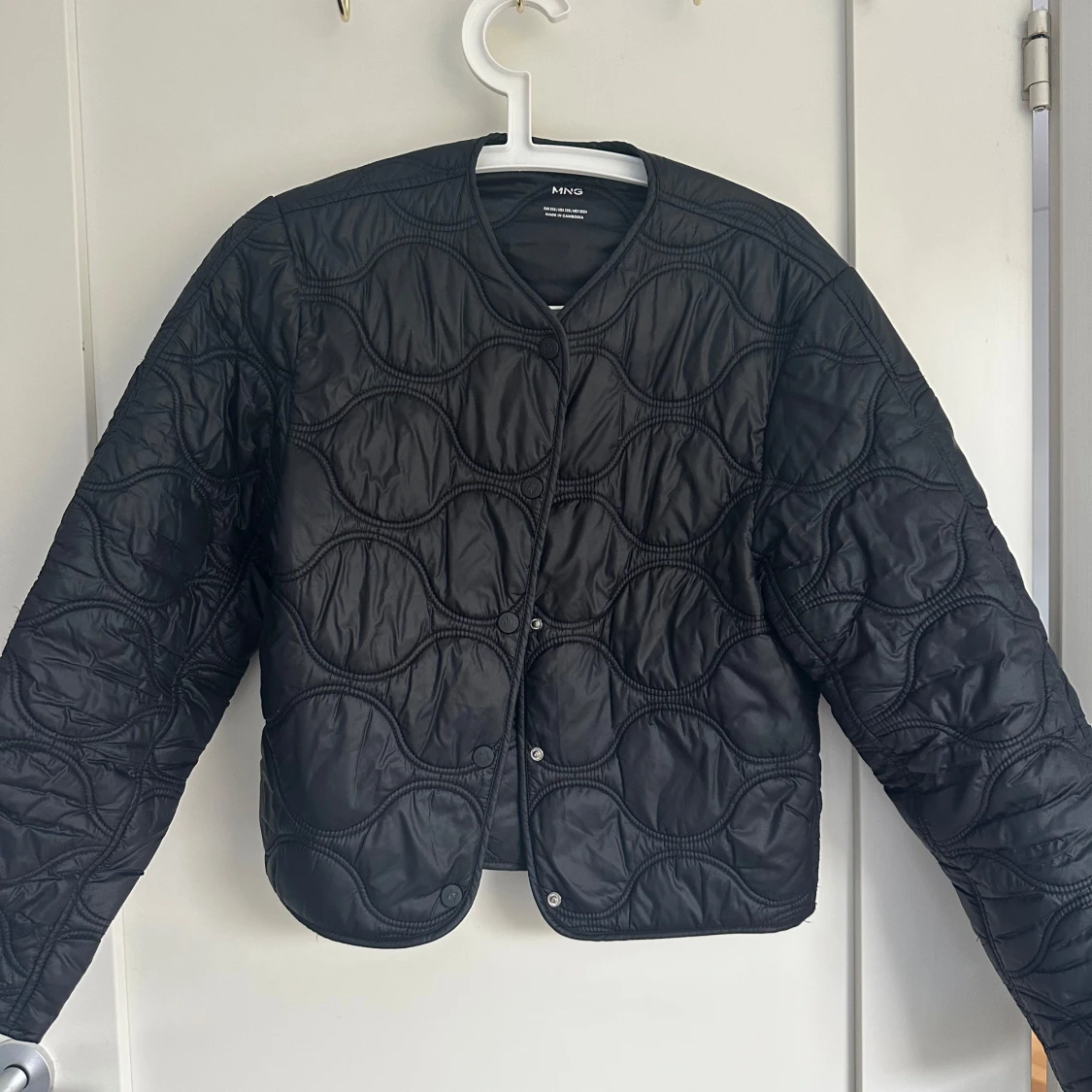 Svart quiltad jacka, Mango