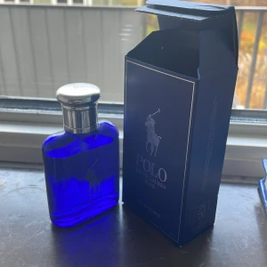 Polo Blue Eau de Toilette - Säljer en fräsch och maskulin Polo Blue Eau de Toilette från Ralph Lauren. Flaskan innehåller mer en helften och har knappt använt den