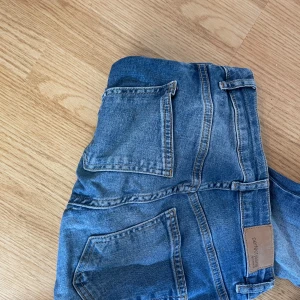 Blå jeans från Perfect Jeans - Säljer ett par snygga blå jeans från Perfect Jeans i storlek S. De har en klassisk femficksdesign med dragkedja och knapp framtill. Perfekta för vardagsbruk och kan matchas med nästan vad som helst. Passformen är normal och de är i bra skick.