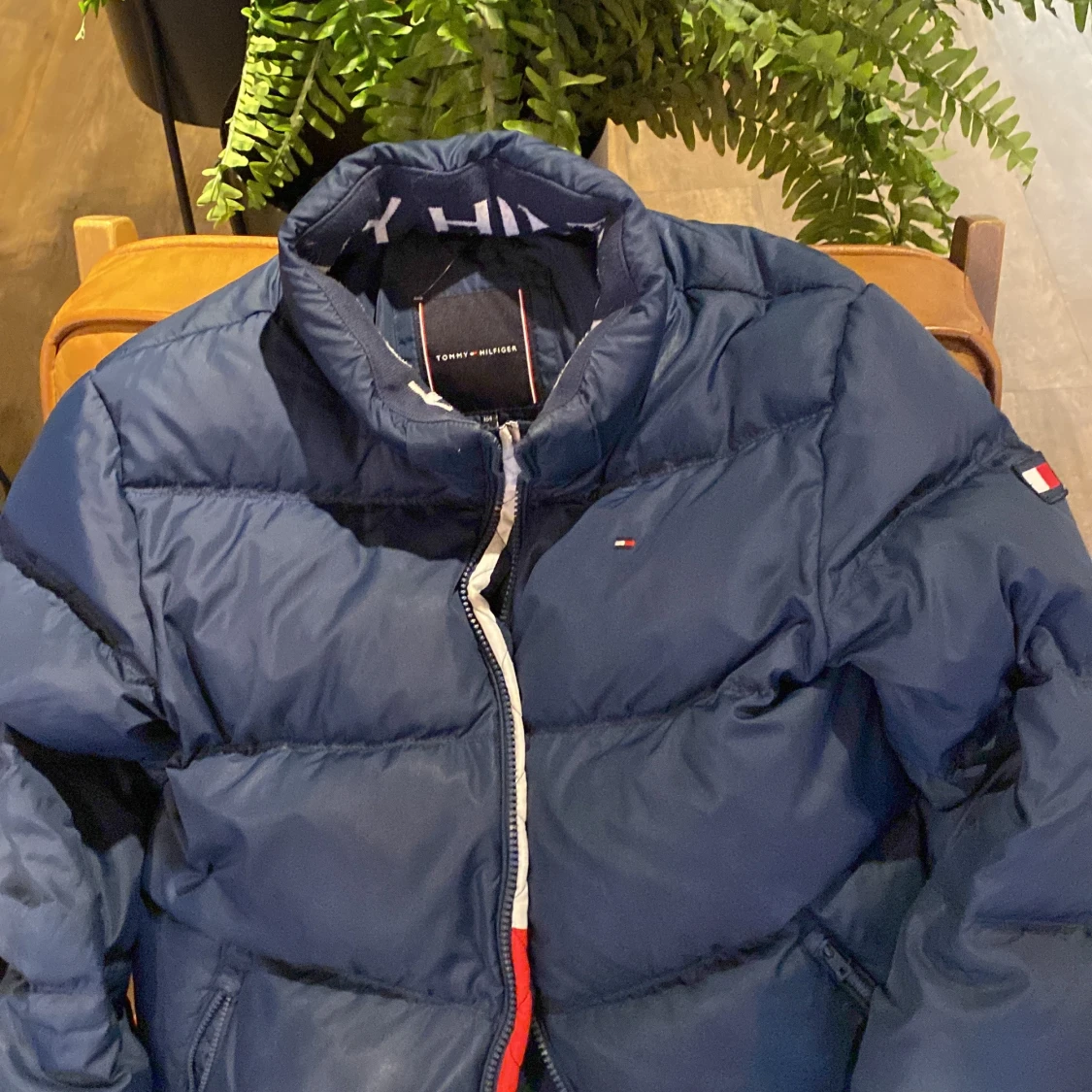 Blå pufferjacka/dunjacka från Tommy Hilfiger - 90