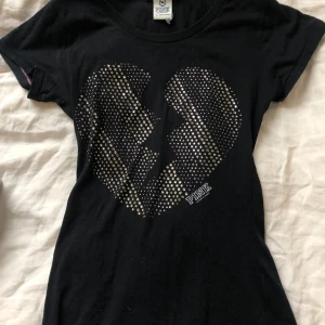 Vs PINK topp - Victoria secret PINK T-shirt. Lite nopprig men annars bra skick. Står storlek L men skulle säga att den passar mer som en M elr ksk S då jag har sytt in den på sidorna (inget som syns)💘