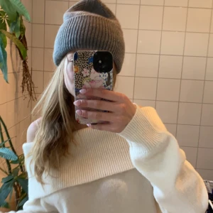 Stickad off shoulder tröja  - Jätte fina off shoulder tröja som jag säljer då jag hag liknade, från bikbok💘 perfekt till vintern, jätte skön! Strl xs men skulle säga xs-s🙈