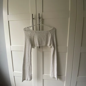 Vit stickad bolero - Säljer en superfin vit stickad bolero. Perfekt för lager-på-lager stil eller att bära över en klänning. Den är både mysig och trendig, perfekt för höst och vår. Passar bra till både jeans och kjol!