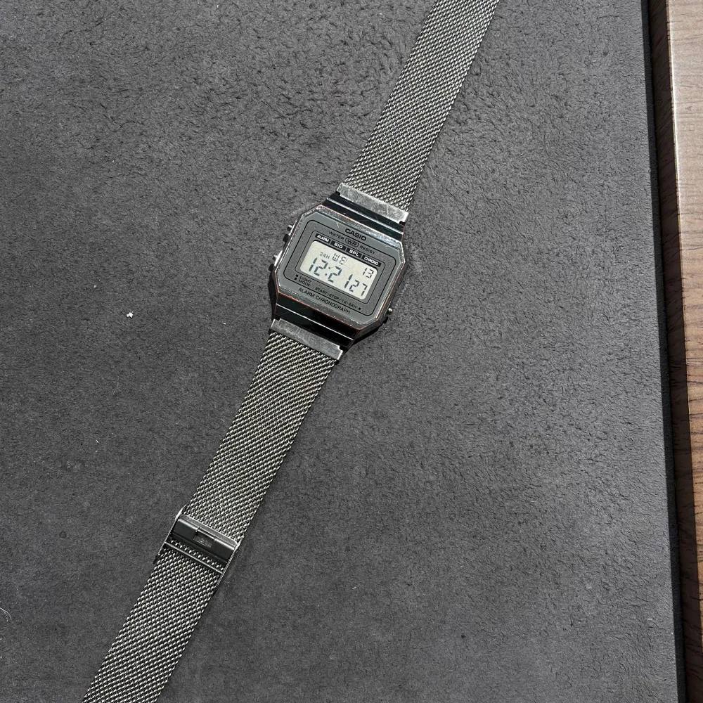 Säljer en vintage casio, extremt snygg och bekväm med sin meshlänk. Nyligen ”renoverad” dvs nytt batteri, fräshat upp armband och ställen där det kommer dam och andra partiklar. Försökte även bibehålla de snygga, använda skicket på själva boetten eftersom en vintageklocka med wear är riktigt schysst! Nypris runt 500-600kr beroende på återförsäljare. Tänker mig 300 men kan absolut tänka mig o jobba ner det eller ta emot något byte. . Asusteet.