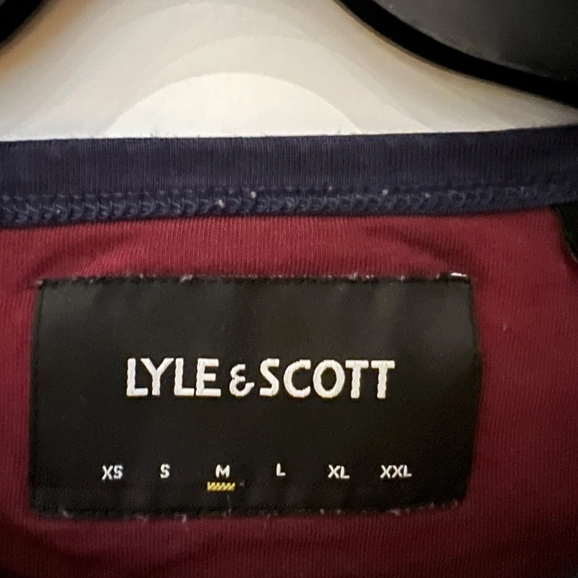 Vinröd långärmad T-shirt från Lyle & Scott - 90