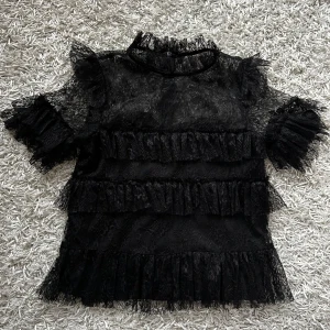 By Malina spetsblus  - By malina spets blus i fint skick. Storlek s. Nypris 1800kr.Köp sker via köp nu, jag postar inom 24h. Kvar tills markerad såld. 