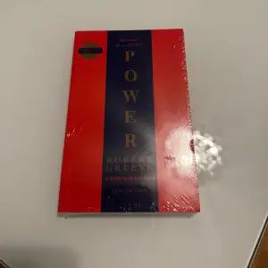 Säljer en ny och inplastad bok, 'The Concise 48 Laws of Power' av Robert Greene. Den har en röd och svart omslagsdesign med guldtext. Perfekt för den som är intresserad av strategi och kunskap. Ny utgåva!