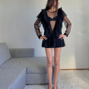 Svart kortklänning med volanger - Säljer denna otroliga Ida Sjöstedt klänningen/tröjan (man använder den som man vill)❤️