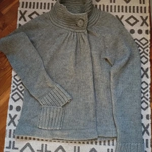 Grå stickad kofta med hög krage - Säljer en supermysig grå stickad kofta med hög krage och stora knappar! Perfekt för kyliga dagar! Den har långa ärmar och söta fickor framtill. Passar både till vardags och lite finare tillfällen💕🤗