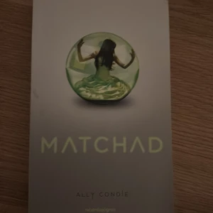 Matched - Säljer boken 'Matched' av Ally Condie. Det är en dystopisk roman där samhället bestämmer allt: vem du ska älska, var du ska arbeta och när du ska dö. Vad händer om du blir kär i någon annan? En spännande berättelse om val och frihet.