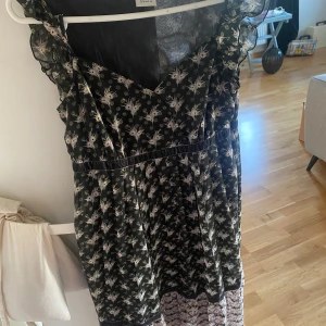 Blommig klänning från Esprit - Säljer en superfin blommig klänning från espirit stl 38