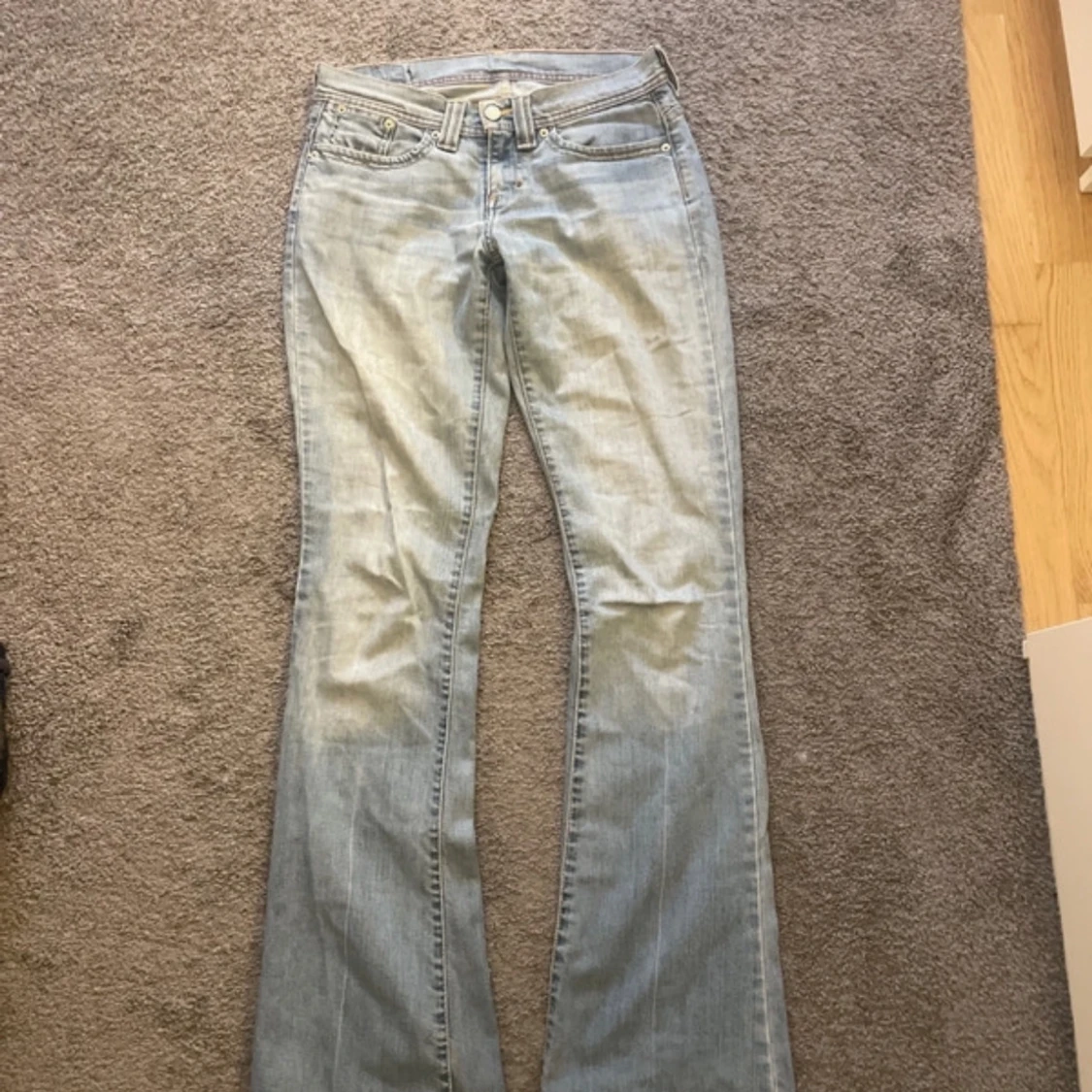 Ljusblå bootcut jeans från Levi's