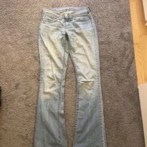Ljusblå bootcut jeans från Levi's - Säljer vidare dessa snygga lågmidjade levis jeansen då dom var för långa för mig som är 160cm, Innerbenslängden är 85cm❤️ skriv för fler frågor!