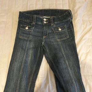 Low waist jeans - Säljer dessa hm jeans som är i bra skick. Säljer för de har blivit försmå. De säljes inte på hm längre💕