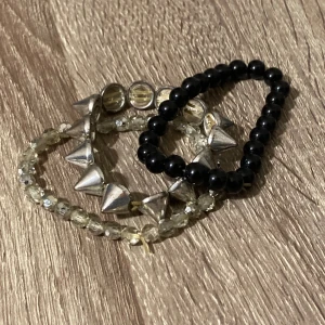 Set med armband i olika stilar - Säljer ett coolt set med tre armband. 